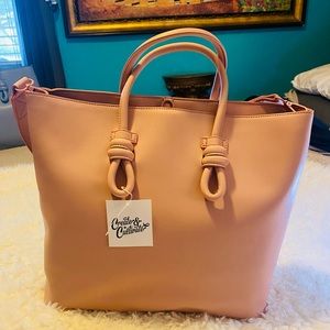 Créater & Culviter tote “Dandelion” new with tags!!
Convertible vegan leather